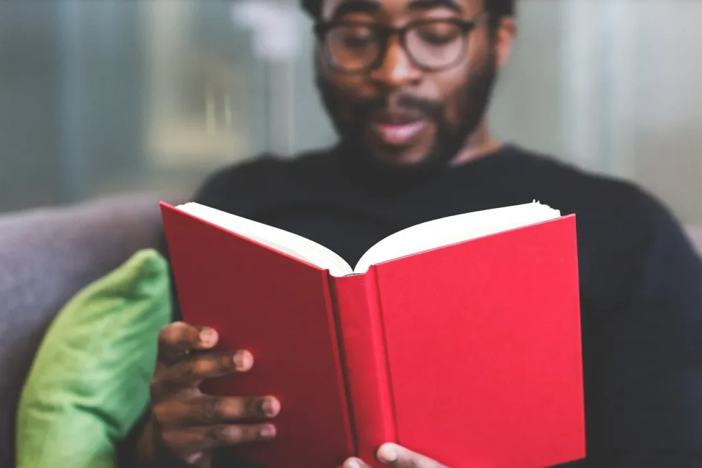本を読む男性